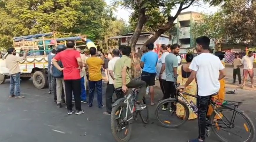 तेज रफ्तार KTM बाइक पेड़ से टकराई, दो किशोर गंभीर रूप से घायल