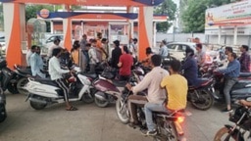 बेमेतरा में पेट्रोल-डीजल के लिए मची मारामारी, पंपों के बाहर लोगों की भारी भीड़