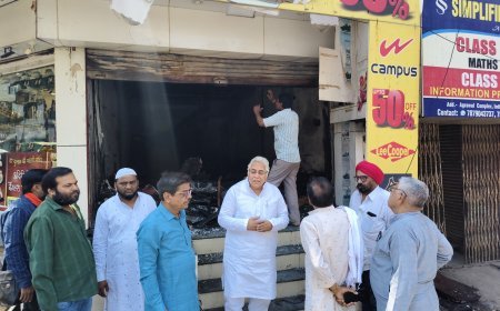 *दुर्ग में आग से प्रभावित परिवारों से मिले अरुण वोरा,संकट की घड़ी में जताई संवेदना*