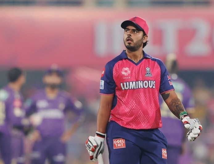 CSK vs DC मैच में अंपायर से भिड़ना नीतीश राणा को पड़ गया भारी, तगड़े जुर्माने के साथ मिली ये सजा