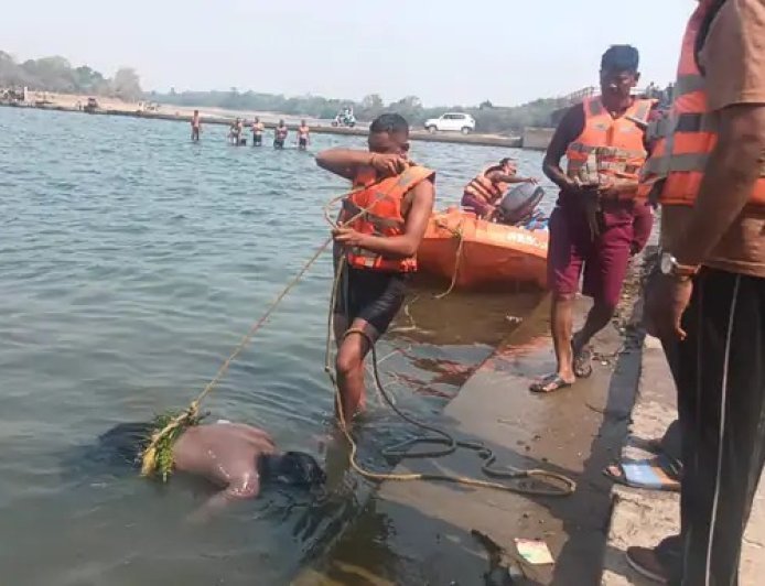 शिवनाथ नदी में मिला युवक का शव, दुर्ग में सनसनी—एसडीआरएफ ने बोट से निकाला, पहचान अब तक नहीं