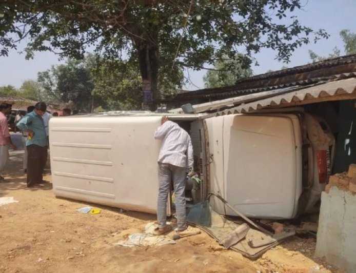 सडक़ हादसे में एसडीएम, 2 आरक्षक समेत 4 घायल, घर में घुसकर पलट गई तेज रफ्तार कार