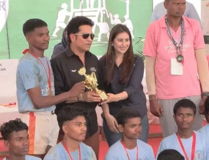 दंतेवाड़ा पहुंचे सचिन तेंदुलकर: बस्तर के बच्चों में देखी ‘हीरे’ जैसी प्रतिभा