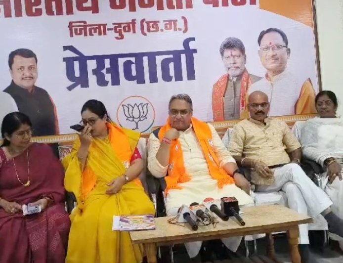 नारी शक्ति वंदन अधिनियम पर सियासत गरमाई, भाजपा ने विपक्ष पर लगाए महिला अधिकार रोकने के आरोप