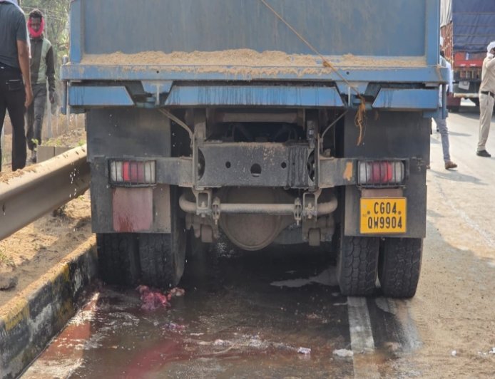 NH-53 पर दर्दनाक हादसा! रेत भरे हाईवा ने ससुर-दामाद को कुचला, मौके पर मौत, ड्राइवर फरार
