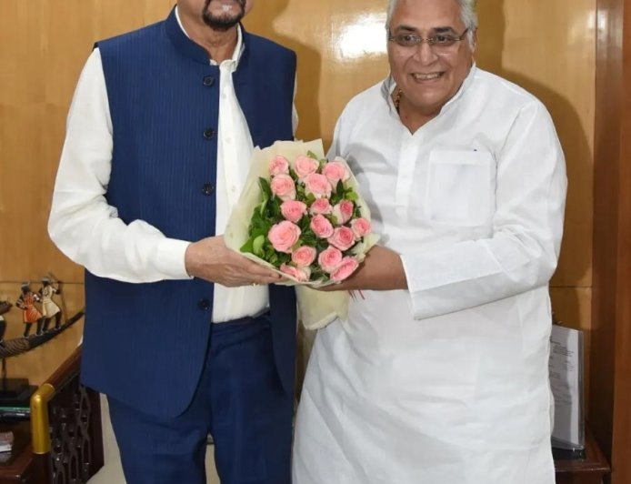 दुर्ग के विकास मुद्दों को लेकर अरुण वोरा सक्रिय, रमन सिंह और राज्यपाल डेका से की मुलाकात