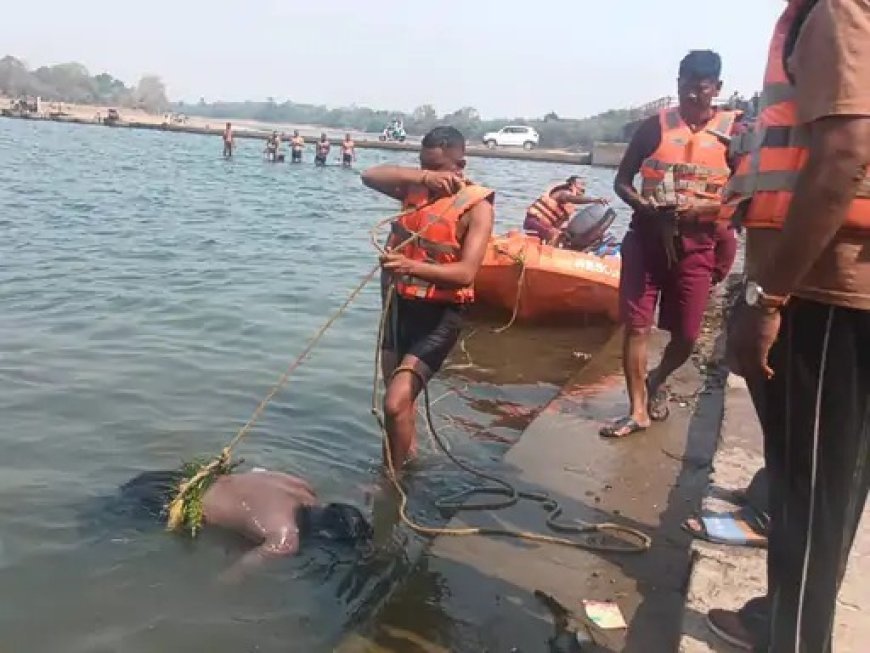 शिवनाथ नदी में मिला युवक का शव, दुर्ग में सनसनी—एसडीआरएफ ने बोट से निकाला, पहचान अब तक नहीं