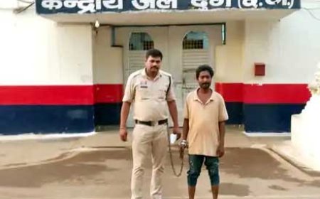 दुर्ग में पुलिस की कार्रवाई, महिला से गांजा और युवक से अवैध शराब बरामद