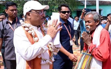 सिलमा गांव में अचानक उतरा मुख्यमंत्री साय का हेलीकॉप्टर, खाट में बैठकर ग्रामीणों से किया संवाद, सुनी समस्याएं समाधान के दिए निर्देश
