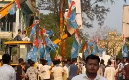 छात्रसंघ चुनाव की मांग पर उग्र हुआ NSUI आंदोलन: CM हाउस कूच के दौरान टूटी बैरिकेडिंग