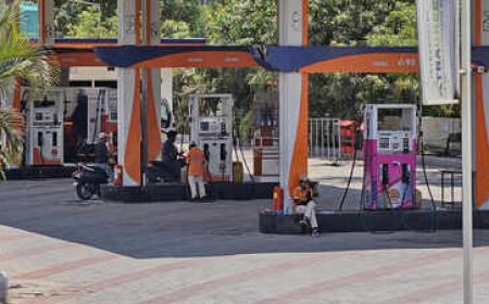 पेट्रोल की मारामारी से मिली राहत, पम्पों पर छटने लगी भीड़, ड्रम में भरकर ले जाने वालों पर नहीं हुई कार्रवाई
