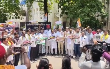 सरकारी स्कूलों की बढ़ी Fees! विरोध में रायपुर कोंग्रेसियों ने किया जोरदार प्रदर्शन, कहा- बच्चों के भविष्य के साथ खिलवाड़