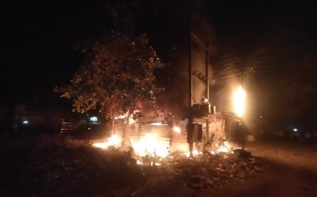 ट्रांसफार्मर से निकली चिंगारी बनी आग का कारण, सुपेला की कबाड़ी दुकान में लगी भीषण आग पर फायर टीम ने पाया काबू