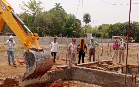 रोड पर कब्जा कर बना रहे थे निर्माण, निगम ने जेसीबी चलाकर हटाया अतिक्रमण