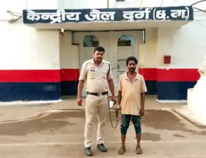 दुर्ग में पुलिस की कार्रवाई, महिला से गांजा और युवक से अवैध शराब बरामद