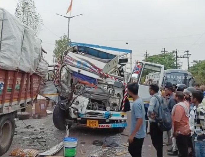 NH-53 पर भीषण हादसा, दो ट्रकों की टक्कर में ड्राइवर की मौत