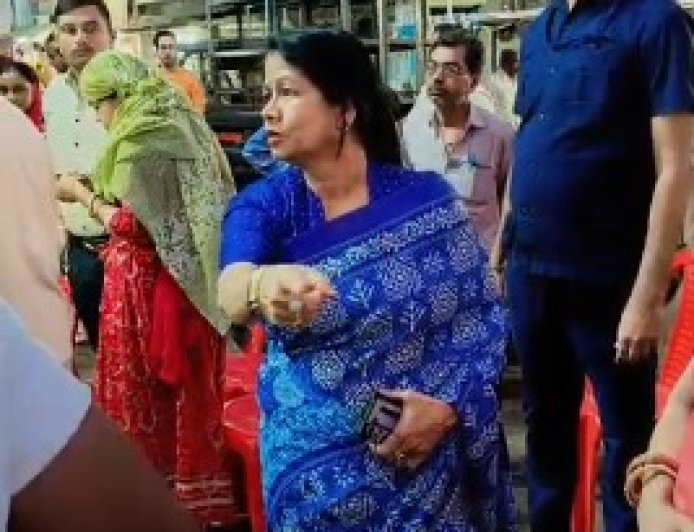 दुर्ग महापौर का वीडियो वायरल, ठेला हटाने को लेकर तीखी नोकझोंक
