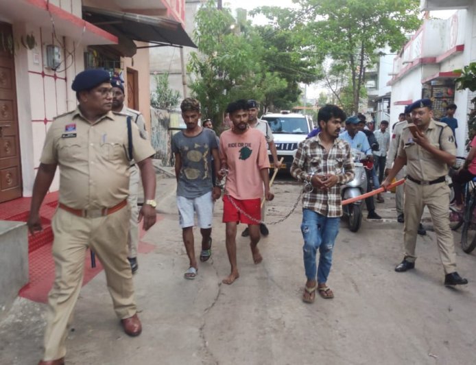 जेल से छूटे बदमाश ने हमाल पर किया चाकू से हमला, पुलिस ने आरोपियों का निकाला जुलूस