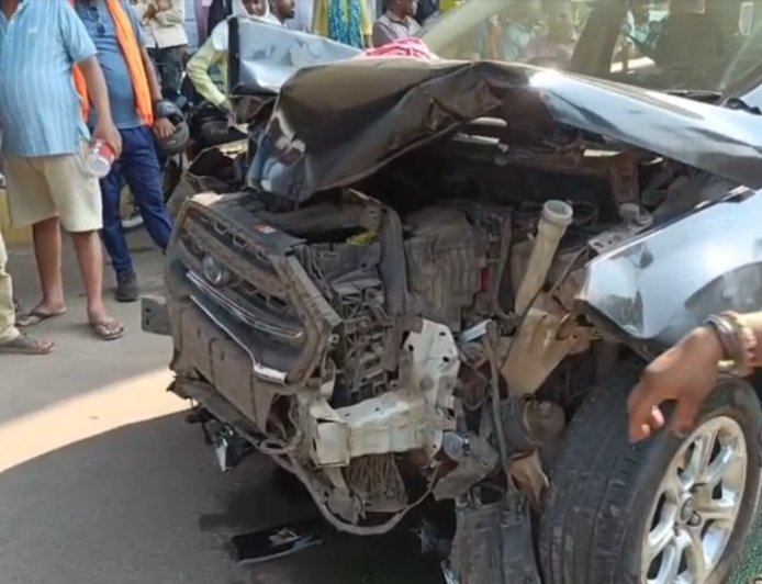 रेड सिग्नल तोड़ मौत बनकर दौड़ी कार, दो की मौत, युवक ICU में भर्ती