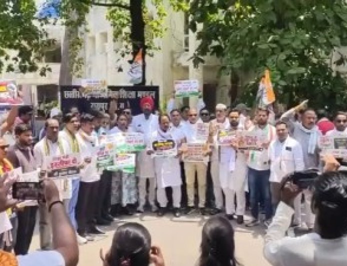 सरकारी स्कूलों की बढ़ी Fees! विरोध में रायपुर कोंग्रेसियों ने किया जोरदार प्रदर्शन, कहा- बच्चों के भविष्य के साथ खिलवाड़