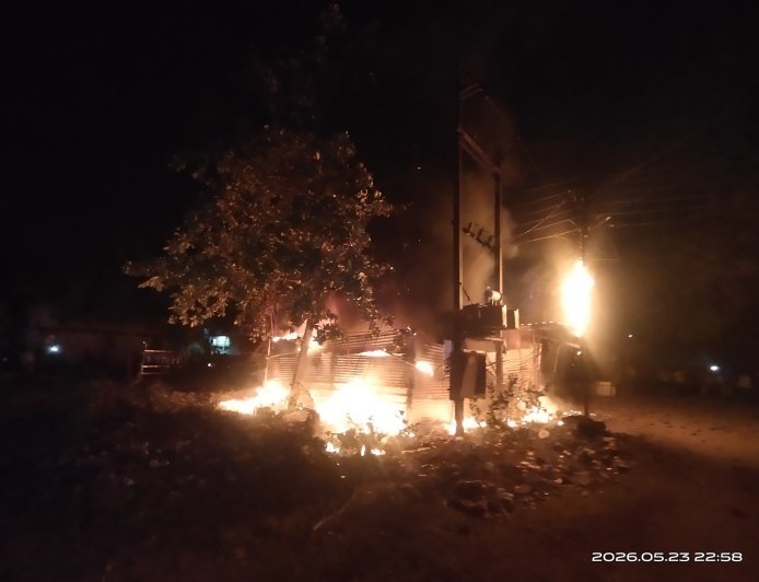 ट्रांसफार्मर से निकली चिंगारी बनी आग का कारण, सुपेला की कबाड़ी दुकान में लगी भीषण आग पर फायर टीम ने पाया काबू
