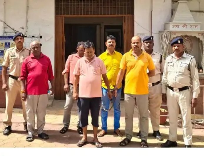भिलाई में मकान के भीतर सज रही थी जुए की महफिल, पुलिस रेड में 5 गिरफ्तार