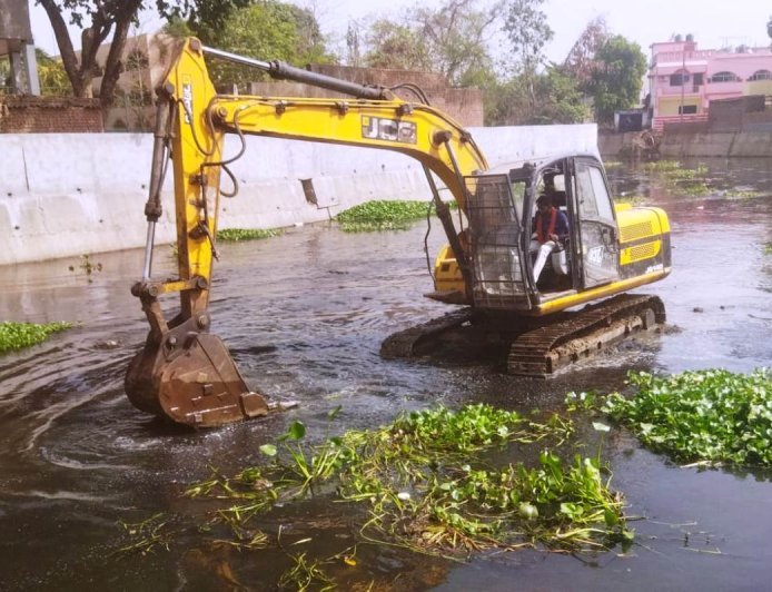 बारिश से पहले अलर्ट मोड में निगम, नालों की सफाई के लिए उतारी गई मशीनें
