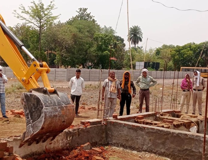 रोड पर कब्जा कर बना रहे थे निर्माण, निगम ने जेसीबी चलाकर हटाया अतिक्रमण