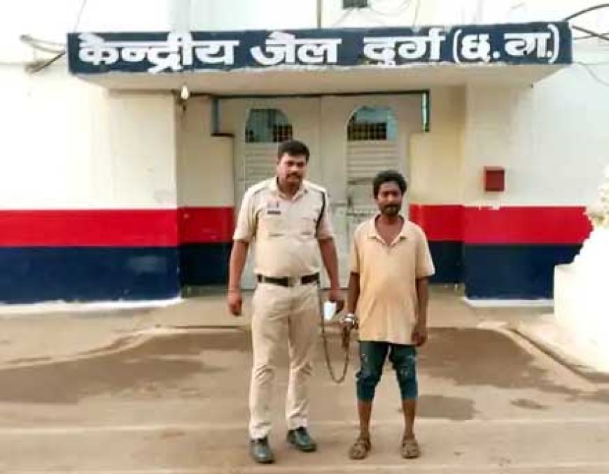 दुर्ग में पुलिस की कार्रवाई, महिला से गांजा और युवक से अवैध शराब बरामद