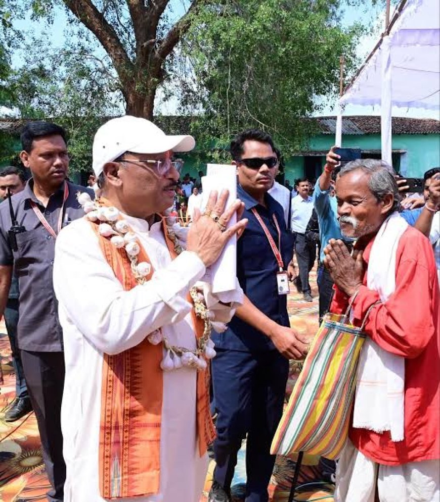 सिलमा गांव में अचानक उतरा मुख्यमंत्री साय का हेलीकॉप्टर, खाट में बैठकर ग्रामीणों से किया संवाद, सुनी समस्याएं समाधान के दिए निर्देश