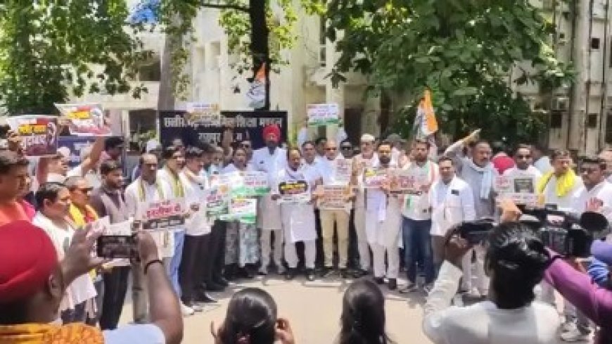 सरकारी स्कूलों की बढ़ी Fees! विरोध में रायपुर कोंग्रेसियों ने किया जोरदार प्रदर्शन, कहा- बच्चों के भविष्य के साथ खिलवाड़