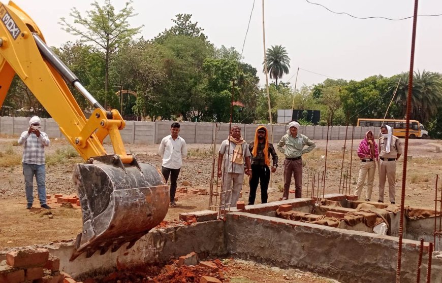 रोड पर कब्जा कर बना रहे थे निर्माण, निगम ने जेसीबी चलाकर हटाया अतिक्रमण