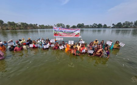 खाद-बीज और आवास की मांग पर किसानों का जल सत्याग्रह, तालाब में उतरे सैकड़ों ग्रामीण