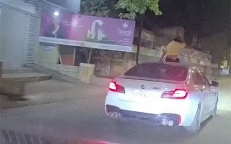 हाईवे पर रील्स का खतरनाक शौक, चलती कार के सनरूफ से निकलीं युवतियां