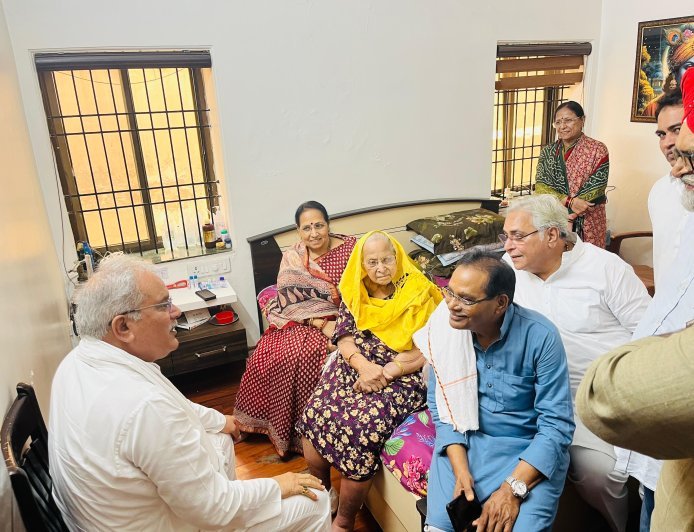 दुर्ग में भूपेश बघेल का वोरा निवास आगमन, अरुण वोरा के साथ संगठन और जनहित के मुद्दों पर मंथन