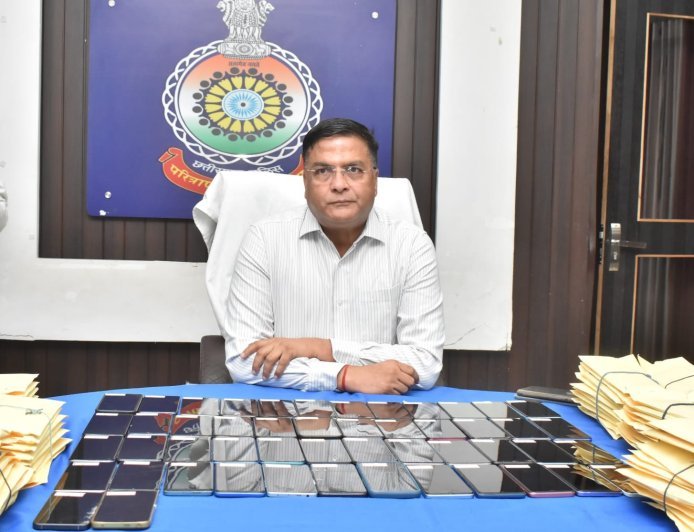 दुर्ग पुलिस की बड़ी सफलता, 41 लाख रुपए के 201 गुम मोबाइल खोजकर लौटाए