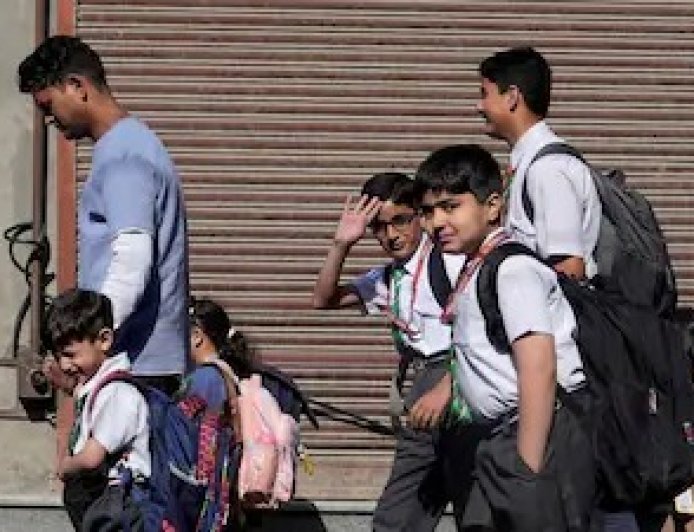 स्कूल खुलने से पहले किताबों का संकट, निजी स्कूलों ने मांगा वितरण शेड्यूल