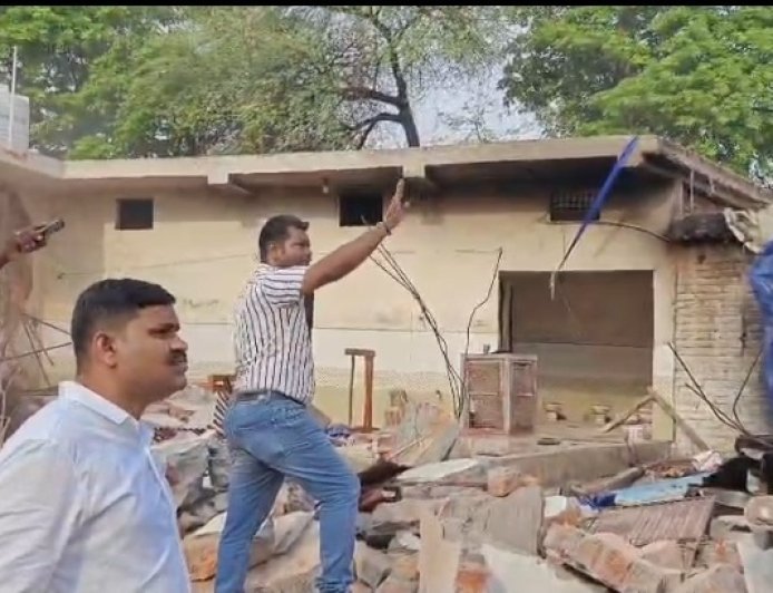12 साल बाद चला बुलडोजर, ईडब्ल्यूएस जमीन से हटाया गया अतिक्रमण