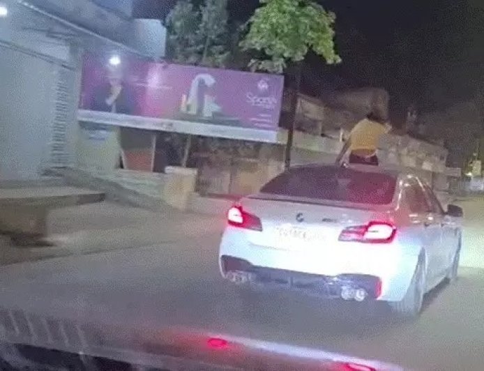 हाईवे पर रील्स का खतरनाक शौक, चलती कार के सनरूफ से निकलीं युवतियां