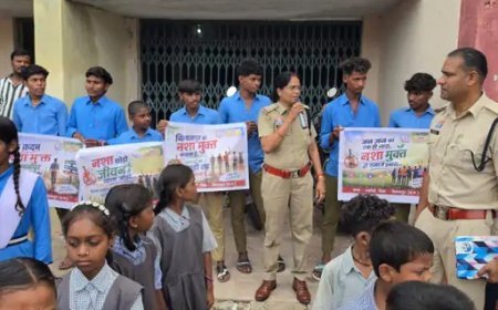 स्कूल पहुंची पुलिस, बच्चों को सिखाए साइबर सुरक्षा, पॉक्सो और ट्रैफिक नियमों के पाठ