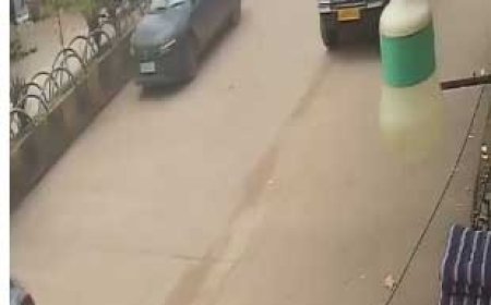 चलती स्कूल वैन से सड़क पर गिरा मासूम, CCTV में कैद हुई लापरवाही