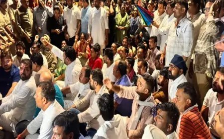 दिल्ली की कार्रवाई के विरोध में रायपुर में कांग्रेस का प्रदर्शन, लोकभवन के बाहर धरने पर बैठे कार्यकर्ता