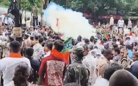 राजधानी में भाजपा-कांग्रेस आमने-सामने, प्रदर्शन के दौरान तनाव; पुलिस ने छोड़े आंसू गैस के गोले