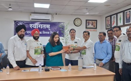 भिलाई निगम आयुक्त का पौधा भेंटकर स्वागत, 'हर आंगन एक पेड़' अभियान को मिलेगा नया विस्तार