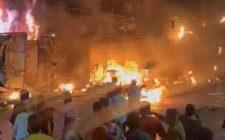 तेलीबांधा में देर रात भीषण अग्निकांड: ऑक्टोपस बार समेत चार प्रतिष्ठान जलकर खाक, कई वाहन भी स्वाहा