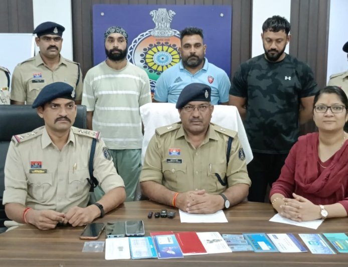 बीमा रिफंड के नाम पर करोड़ों की साइबर ठगी का खुलासा: दिल्ली से तीन आरोपी गिरफ्तार