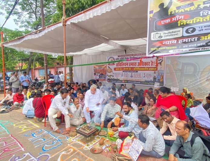 नियमितीकरण की मांग पर विद्यामितानों का आंदोलन तेज, सद्बुद्धि यज्ञ कर सरकार के खिलाफ खोला मोर्चा