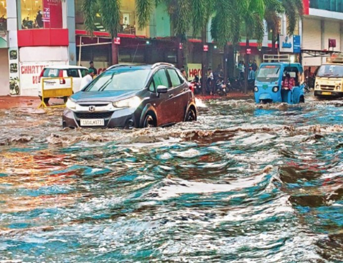 रायपुर में देर रात से झमाझम बारिश, कई इलाके हुए जलमग्न, गाड़िया डूबी निगम के दावे बेकार
