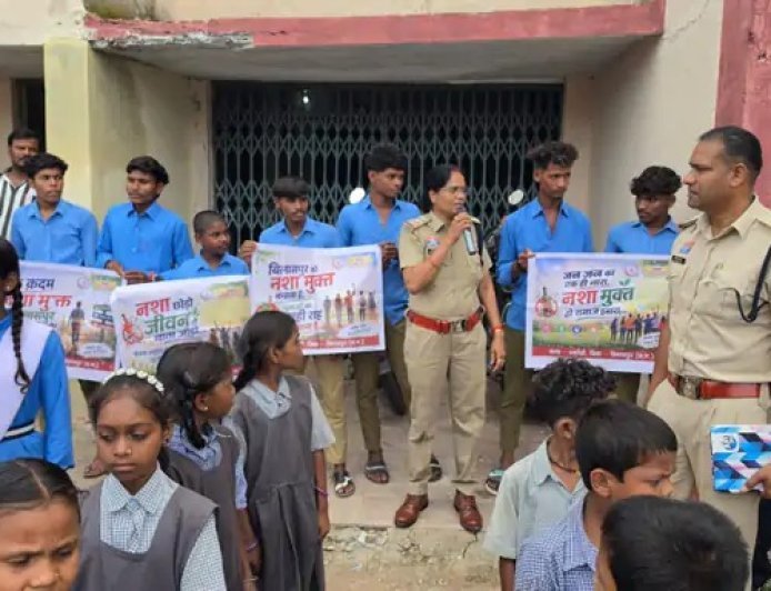स्कूल पहुंची पुलिस, बच्चों को सिखाए साइबर सुरक्षा, पॉक्सो और ट्रैफिक नियमों के पाठ