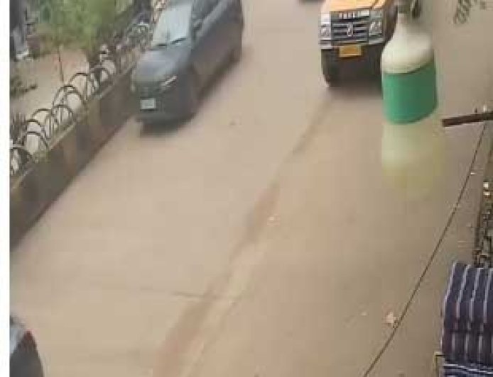 चलती स्कूल वैन से सड़क पर गिरा मासूम, CCTV में कैद हुई लापरवाही